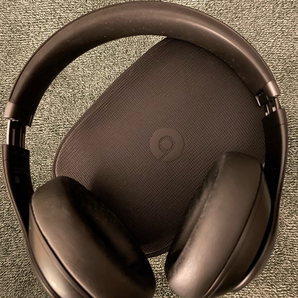 Beats Black Headphones with Case - Picture 2 of 3